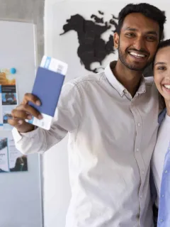 pareja feliz después de la Regularización migratoria
