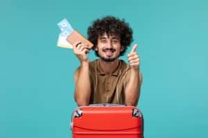 hombre feliz despues de la Regularización migratória