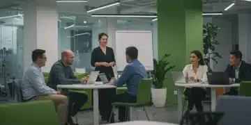 Profesionales colaborando en un entorno de oficina moderno, simbolizando el cumplimiento de las nuevas regulaciones de bienestar emocional laboral.