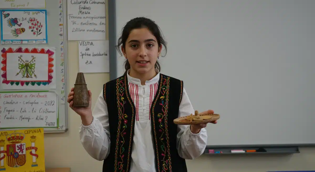 Estudiante español presentando proyecto sobre cultura global y empatía.